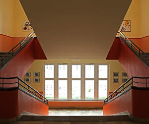 Tel Aviv celebra l’anniversario dei cento anni del movimento Bauhaus, l'esempio più straordinario dell’influenza della scuola tedesca, fuori dalla Germania. La più famosa scuola di talenti del Novecento, esistito solo per 14 anni, ma che ha influenzato un intero secolo.