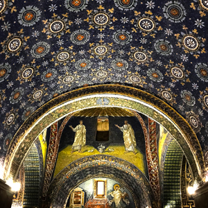 NON SI PUÒ PARLARE DI RAVENNA PRESCINDENDO DAL SUO RUOLO STORICO DI CAPITALE DELL'IMPERO ROMANO D'OCCIDENTE. I SUOI MONUMENTI, I SUOI MOSAICI, L’ARTE BIZANTINA SONO CONOSCIUTI IN TUTTO IL MONDO. FU NEL 402 CHE L’IMPERO MINACCIATO DAI VISIGOTI TROVA IN RAVENNA LA SEDE IDEALE PER RICEVERE AIUTI DALL’IMPERO D’ORIENTE CHE LE STA DI FRONTE.