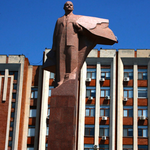 In questa regione, che nessun Paese al mondo ha mai riconosciuto e che vive da separata in casa con la Moldova, sopravvivono riti e simboli dell’ex URSS.