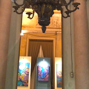 La exposición que podemos contemplar en la Villa Sottocasa en centro histórico de Vimercate dejará estupefacto a más de uno. Las obras no han salido de las manos de grandes artístas o personas formadas artísticamente sino de gente corriente. El resultado es muy agradable a la vista y armonioso, las obras que salen de la arteterapía.