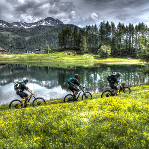 DOPO MESI DI CHIUSURA FRA QUATTRO MURA, IL DESIDERIO DI ARIA APERTA E ORIZZONTI INFINITI CI SPINGE A SOGNARE UNA VACANZA NEL CUORE DELLA NATURA, FRA SPAZI APERTI E CIELI AZZURRI. L’ALPE CIMBRA CI INVITA A REALIZZARE QUESTO SOGNO FRA MONTAGNE E PASCOLI, BOSCHI E TORRENTI CRISTALLINI, PANORAMI CHE ABBRACCIANO CON UN SOLO SGUARDO LE CIME DELL’INTERO ARCO ALPINO.