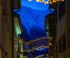 La città di Merano ha riprogrammato il periodo che anticipa il Natale, senza i tradizionali Mercatini e l’Avvento sarà scandito da centinaia di migliaia di luci.