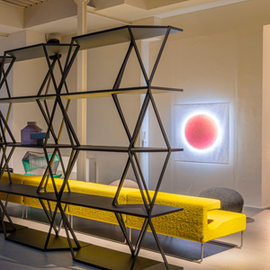 Moroso, lo showroom rinnova il suo look per il Fuorisalone: protagonista delle vetrine il progetto Salon Nanà