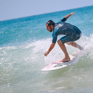 Surf, dove cavalcare le onde tutto l'anno