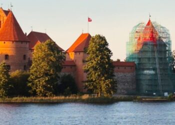 Lituania in tre giorni tra città d’arte, castelli sull’acqua e una collina piena di croci